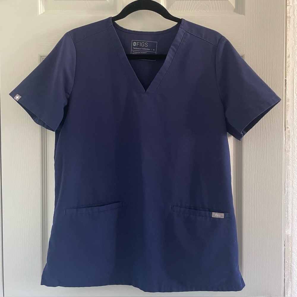 FIGS Women’s Casma Three Pocket Scrub Top (Navy) - Size Medium